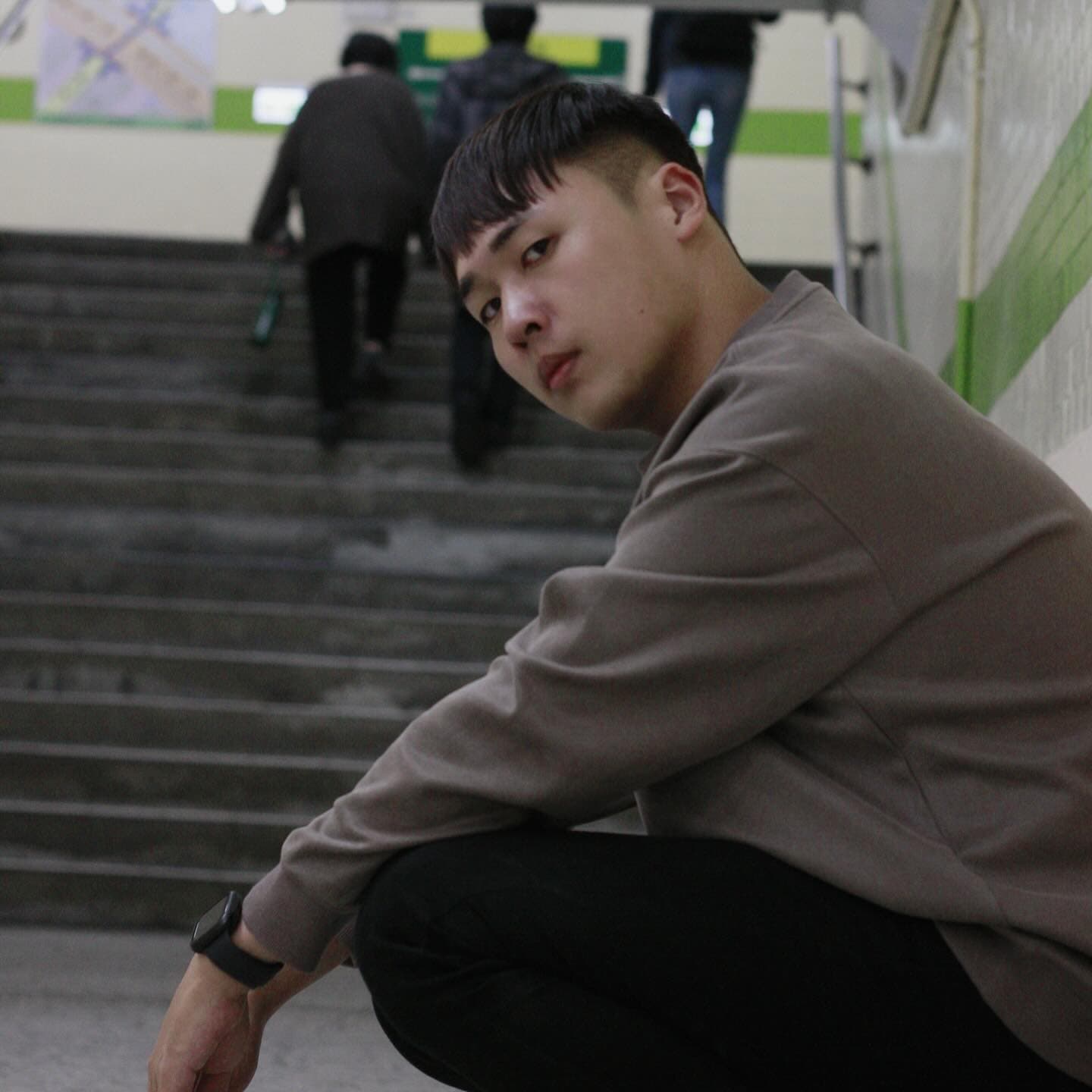 萊恩的衣櫃裡超多大學T